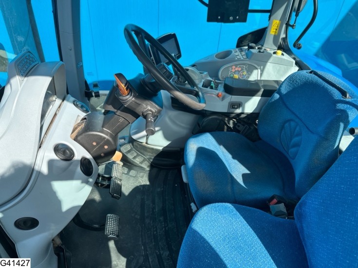 New Holland T 7060